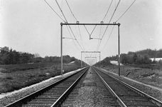 167142 Gezicht op de spoorlijn met bovenleidingsportalen nabij Ede (km. 78.6).